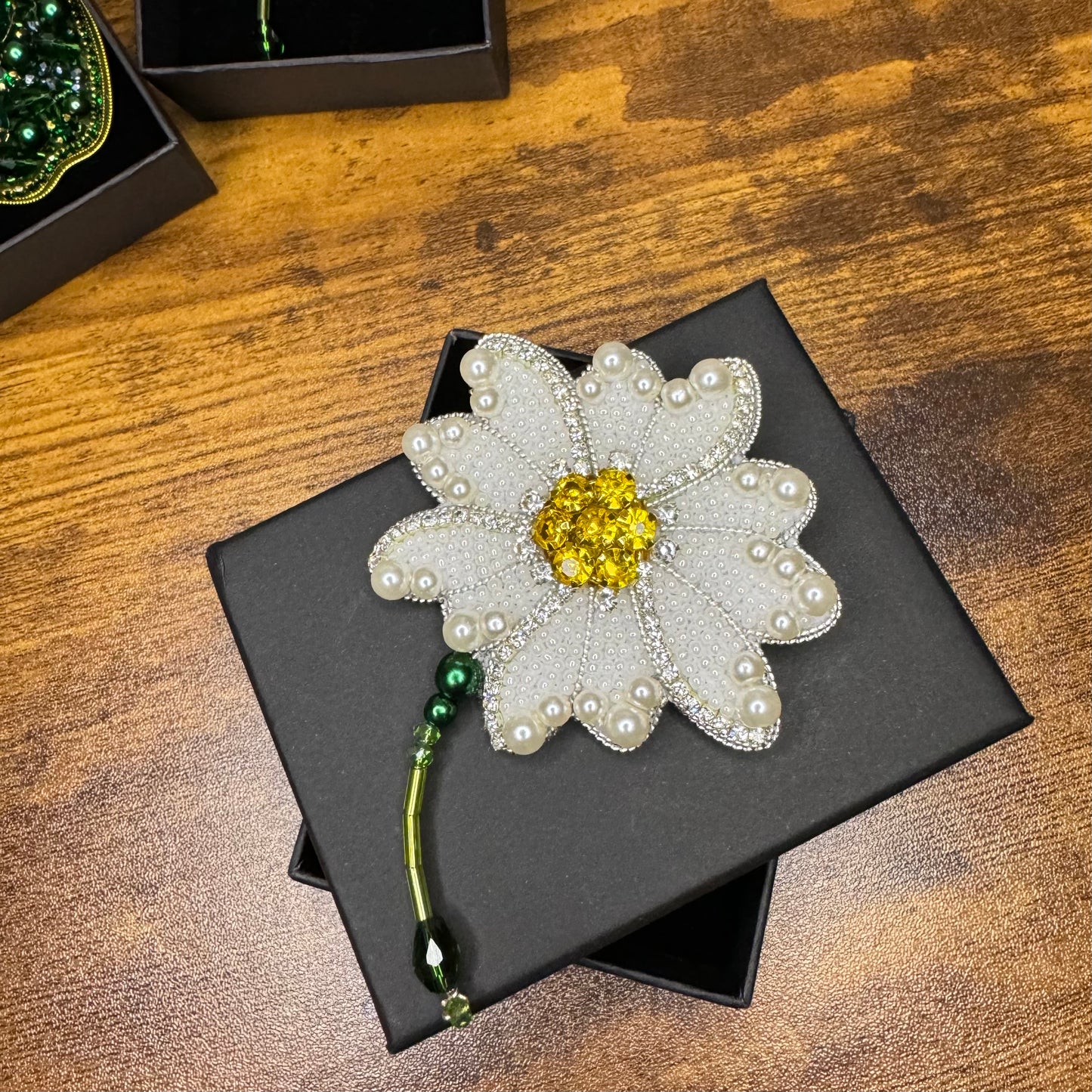 Daisy brooch