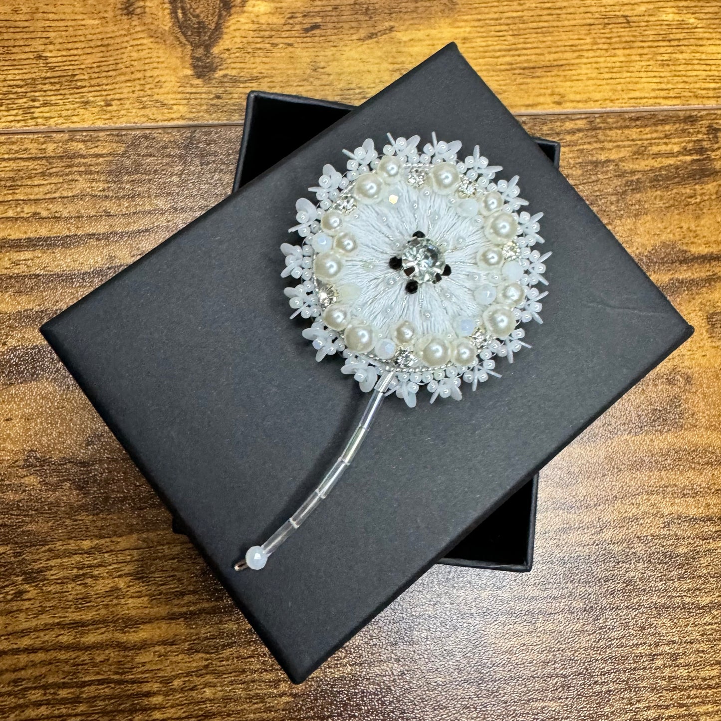 Mini dandelions brooch