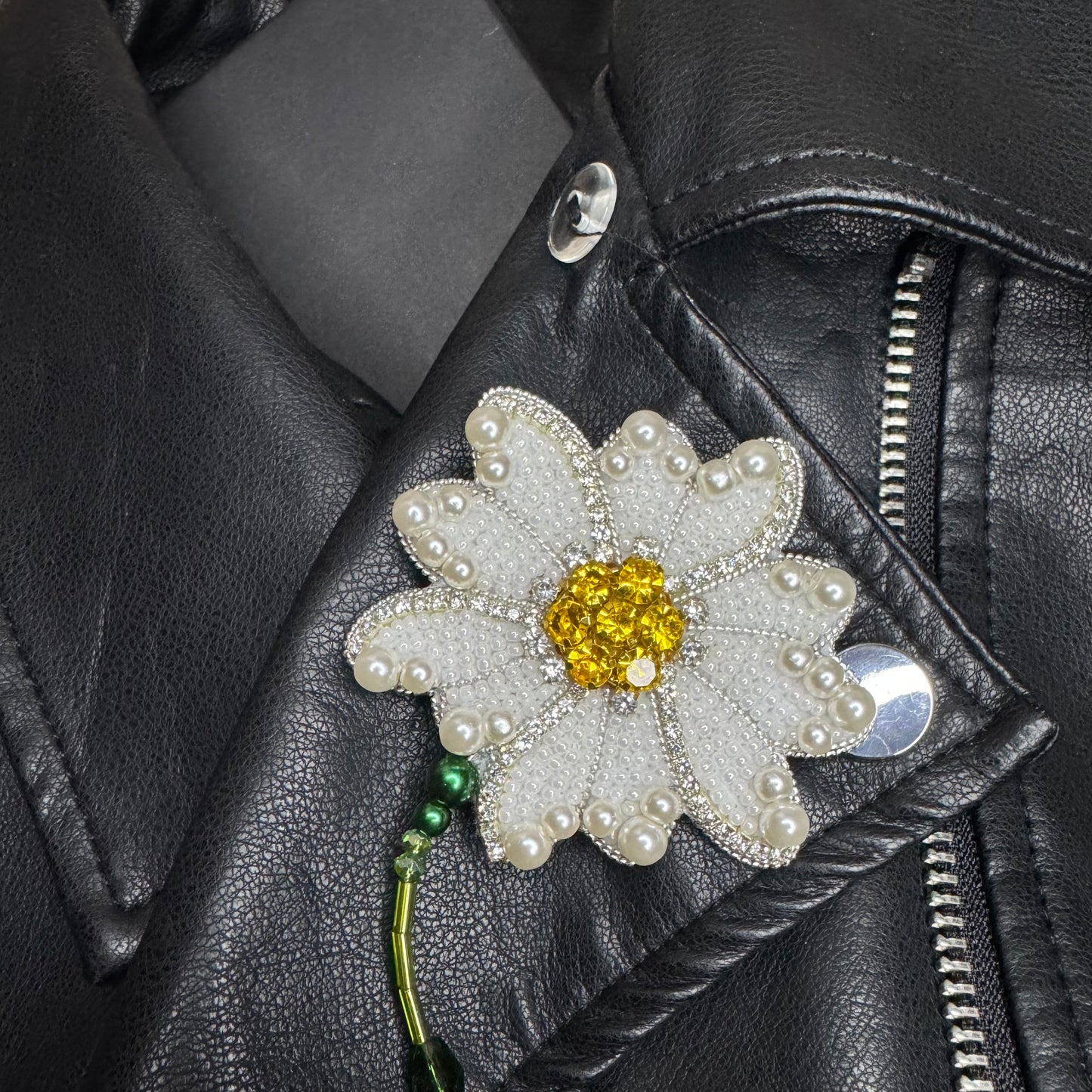 Daisy brooch