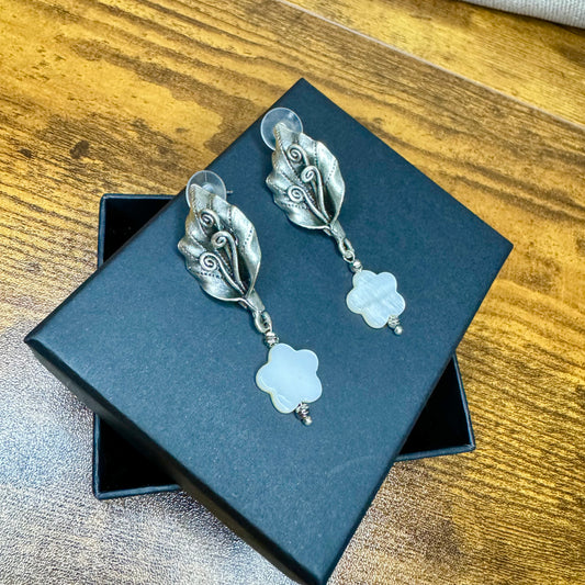 Silvery "Big Calla" earrings