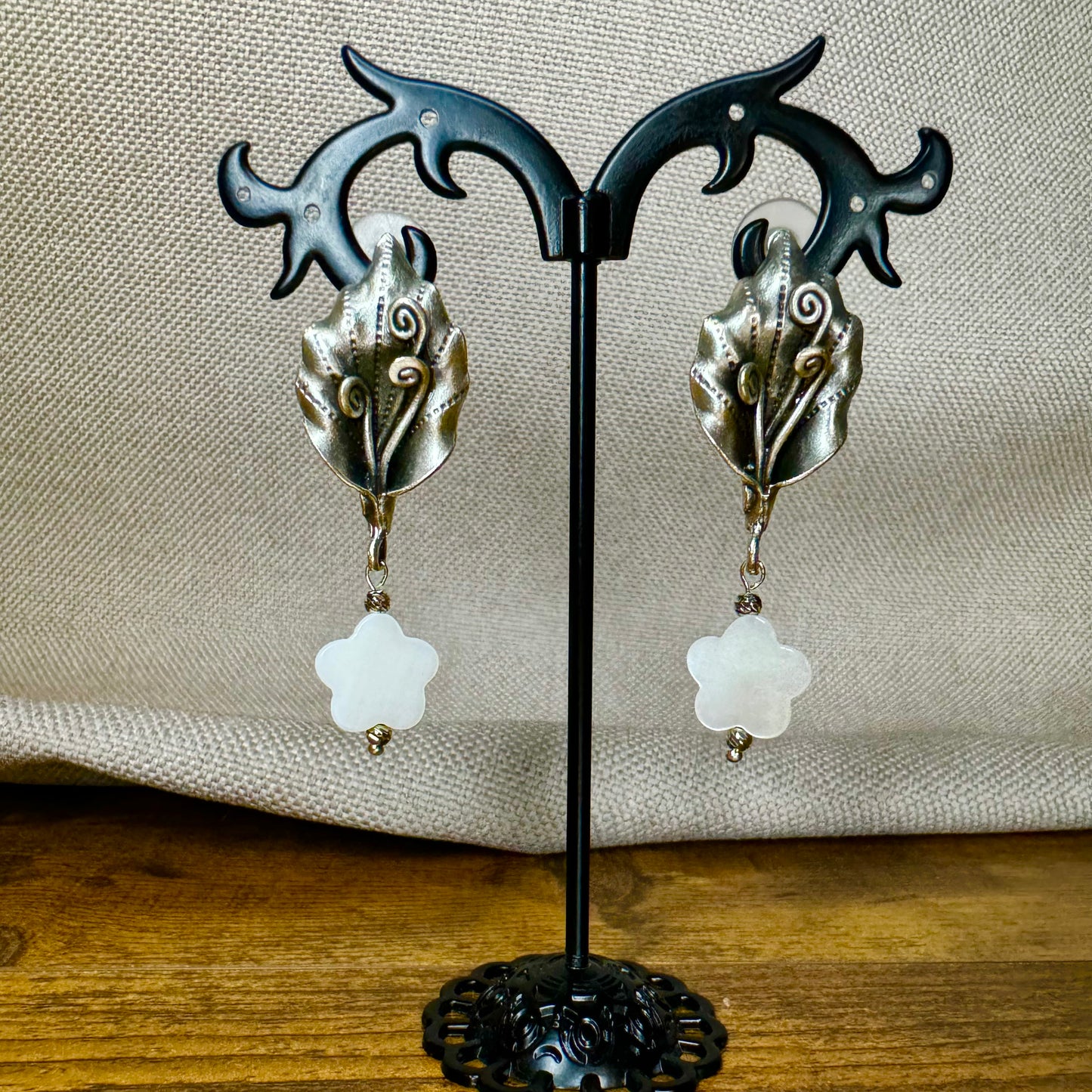 Silvery "Big Calla" earrings