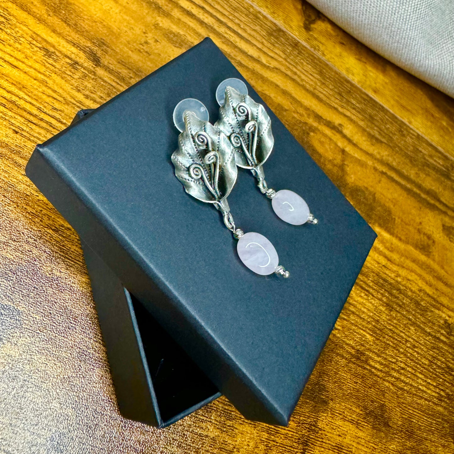 Silvery "Big Calla" earrings